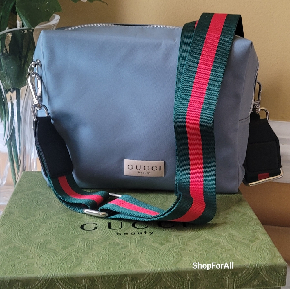 Gucci Green Toiletry Bag with Structured Shape and Gold Hardware - Picture 16 of 16